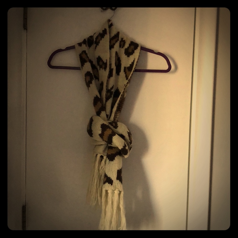 Leopard print acrylic scarf